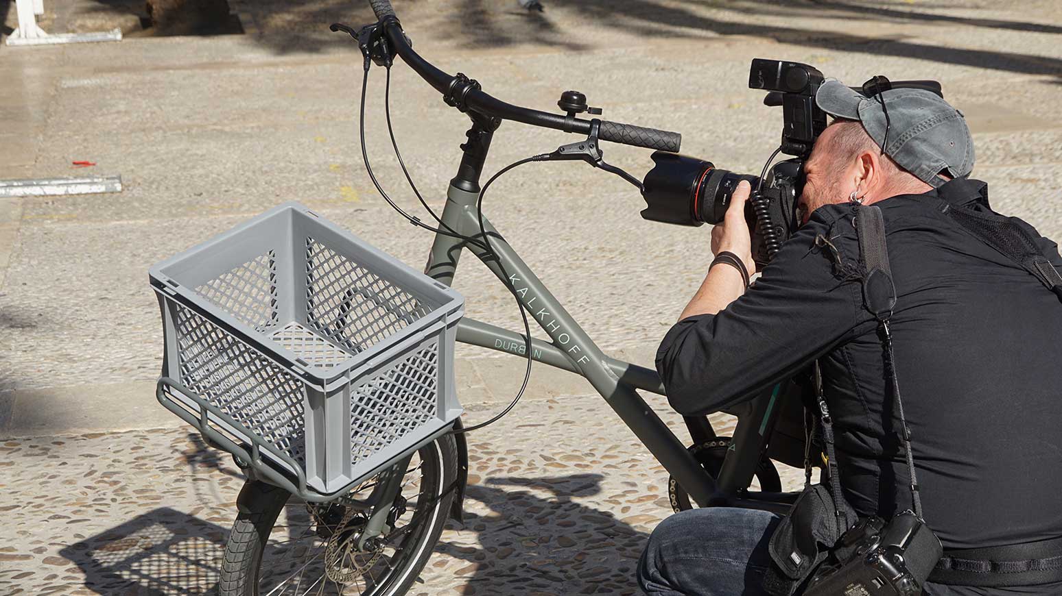 Im Focus des Fotografen: die Frontpartie des Kompaktrads, aufgesetzt auf den Fronträger: Transportkiste mit Euro-Format