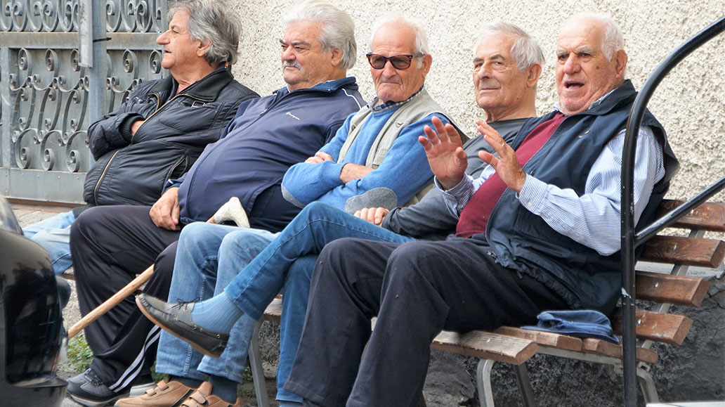 Carrara rückt nächer: Männerrunde in einem der Dörfer