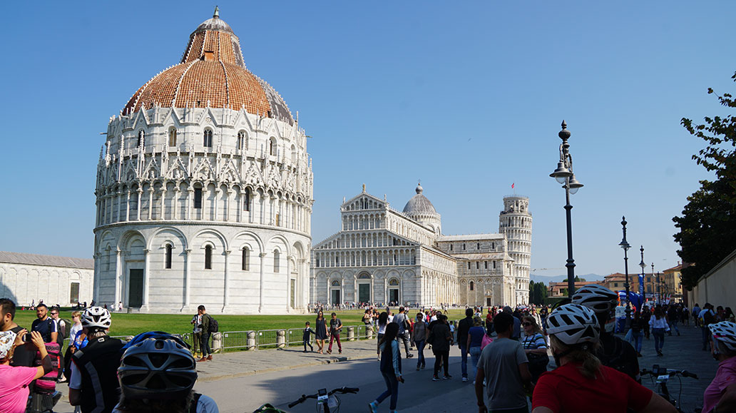 Am Platz der Wunder in Pisa, hinten der Schiefe Turm